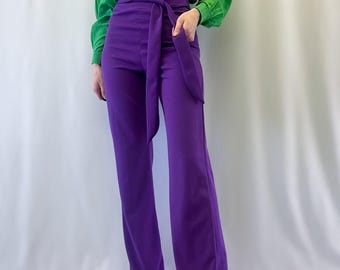 Pantalones anchos Madrag color morado uva de los años 90 con cinturón.
