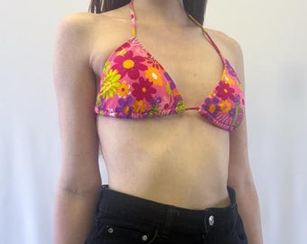 Conjunto de bikini InGear estilo años 60, nuevo, de stock antiguo, con top triangular y braguita con lazos laterales y estampado floral moderno.