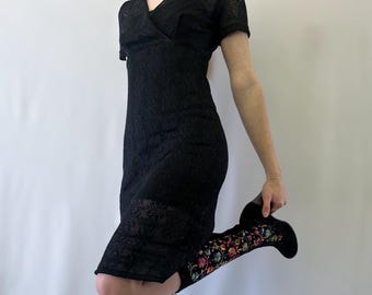 Vestido de malla negra Freeverse de los años 90 con estampado floral y escote en V cruzado