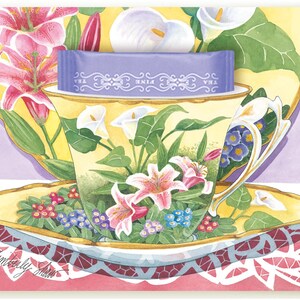 Tarjeta de felicitación con lirios de primavera en forma de taza de té y bolsita de té parisino de Kimberly Shaw