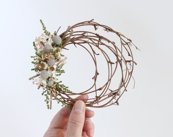 Petite couronne de vigne printanière avec fleurs séchées mélangées, petite couronne d’accent de 5 pouces