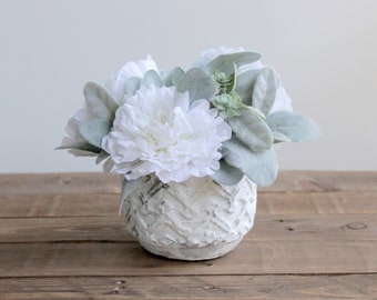 Arrangement de pièce maîtresse de table de fleurs artificielles blanches avec pivoine, oreille d’agneau et plantes succulentes, boho rustique