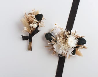 Conjunto de ramillete y boutonniere a juego en blanco y negro, flores secas y plumas rústicas bohemias para bodas o bailes de graduación.