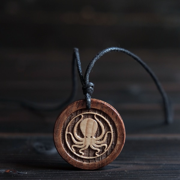 Collier pendentif octopus en bois de hêtre massif.