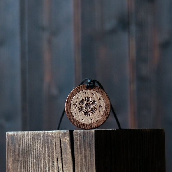 Collier Amor Fati. Ce collier/pendentif rond en bois marron fait à la main est fabriqué à partir de bois massif.