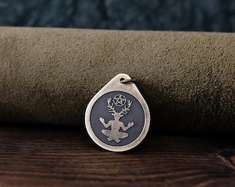 Cernunnos/Dio cornuto. Dio celtico della fertilità, della vita, degli animali, della ricchezza e degli inferi. Collana/pendente. Realizzato in ottone massiccio.