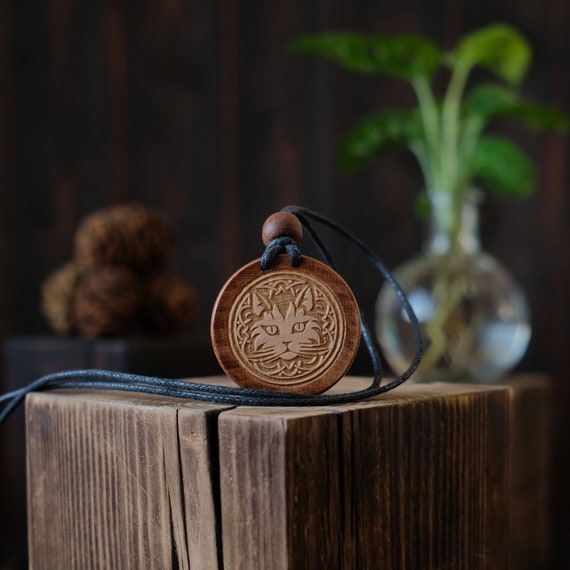 Celtic Style Cat Necklace/Pendant. Made from solid sycamore wood. Round shape. Brown color. Adjustable cotton cord. Text customization.