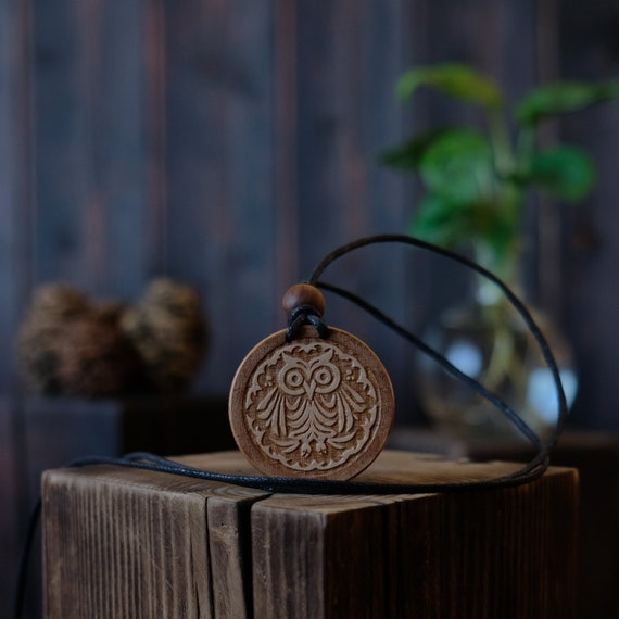 Owl Wooden Necklace/Pendant. Made from solid sycamore wood. Round shape. Brown color. Adjustable cotton cord. Text customization.