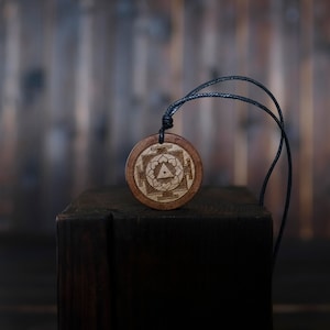 Holz Halskette-Tara Yantra Anhänger, Yoga Meditation Halskette-Sri Chakra Anhänger Amulett. Handgefertigte spirituelle Holz Halskette.