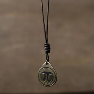 Pi Halskette/Anhänger. Aus massivem Messing mit verstellbarer Lederschnur.