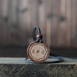 Collar de madera-Colgante de judo, collar de artes marciales, elaborado con madera maciza de sicomoro. Forma redonda. Color marrón. Cordón de algodón ajustable.