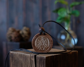 Collier crécerelle en bois de sycomore - Pendentif oiseau gravé, cordon réglable