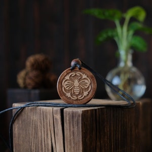 Bee Necklace/Pendant. Made from solid sycamore wood. Round shape. Brown color. Adjustable cotton cord. Text customization.