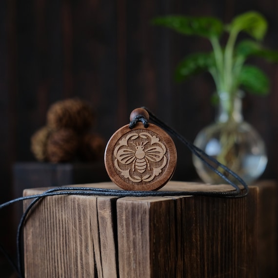 Bee Necklace/Pendant. Made from solid sycamore wood. Round shape. Brown color. Adjustable cotton cord. Text customization.