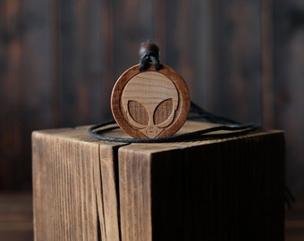 Collana con volto di alieno/Area 51/Testa di alieno/X Files/Ciondolo extraterrestre/Gioielli fantascientifici/Collana UFO/Accessorio a tema spaziale/Alieno di legno.