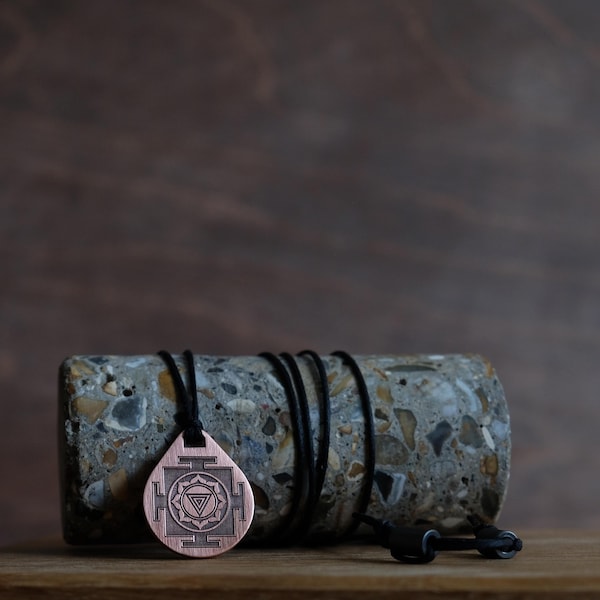 Pendentif en laiton rose Yantra Kali | Collier divin du pouvoir féminin | Géométrie sacrée | Cordon en coton | Bijoux spirituels tantriques
