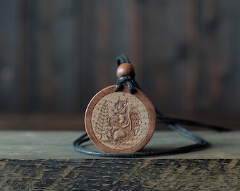 Eekhoorn ketting/hanger. Gemaakt van massief platanenhout. Ronde vorm. Bruine kleur. Verstelbaar katoenen koord.