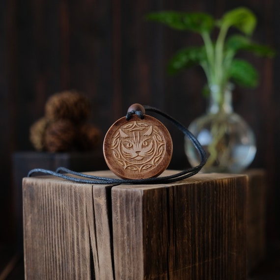 Celtic Style Cat Necklace/Pendant. Made from solid sycamore wood. Round shape. Brown color. Adjustable cotton cord. Text customization.