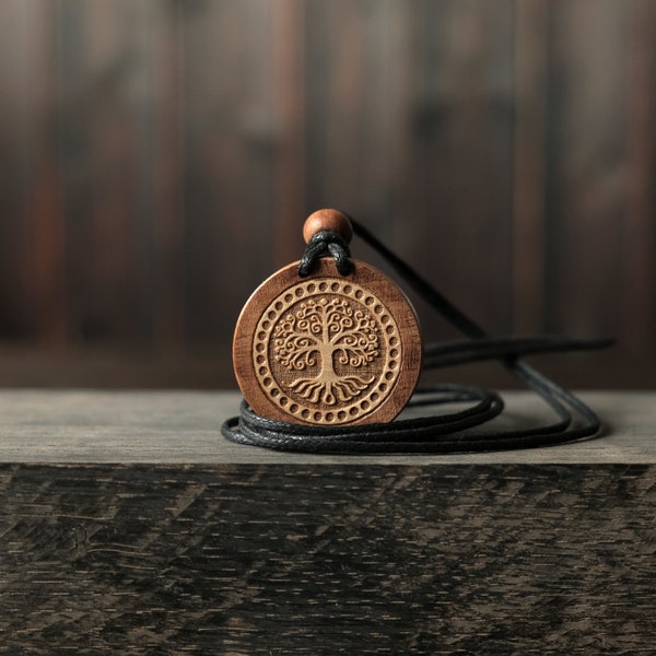 Collier/pendentif en bois Arbre de vie. Fabriqué à partir de bois de sycomore massif. Forme ronde. Couleur brune. Cordon de coton réglable. Personnalisation du texte.