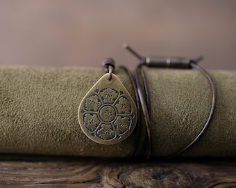 Collier tibetain pendentif Om Mani Padme Aum bouddhisme A30