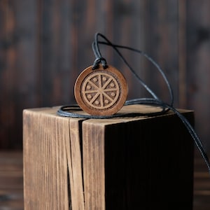 Collana con simbolo della Ruota dell'Anno, in legno massello rotondo. Collana Wicca. Ciondolo in legno Wicca.
