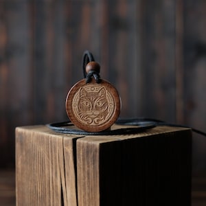 Cat Totem Necklace/Pendant. Made from solid sycamore wood. Round shape. Brown color. Adjustable cotton cord. Text customization.