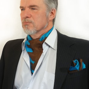 Ascot per uomo Set di sciarpa e fazzoletto di seta alla moda Cravatta e fazzoletto da taschino dipinti a mano Blu turchese marrone Cravatta formale fatta a mano Cravatta