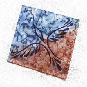 Fazzoletto da taschino in seta Fazzoletto dipinto a mano Uccello blu Fazzoletto da abito blu e marrone fatto a mano Regalo unico per uomo e donna per amico, sorella, fratello