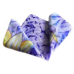 Fazzoletto di seta dipinto a mano lilla con fiore giallo Fazzoletto da taschino fatto a mano Fazzoletto floreale Unico Viola blu Regalo per donna signora colorato
