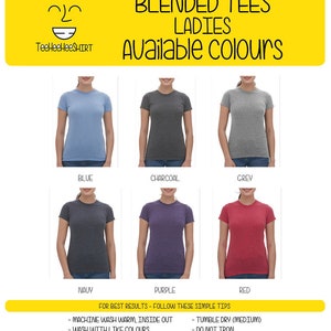 Pode incluir: Uma sele&ccedil;&atilde;o de camisetas misturadas em v&aacute;rias cores, incluindo azul, carv&atilde;o, cinza, azul marinho, roxo e vermelho. As camisetas s&atilde;o exibidas em manequins. O texto "BLENDED TEES LADIES Available colours" est&aacute; no topo da imagem. O texto "FOR BEST RESULTS - FOLLOW THESE SIMPLE TIPS" est&aacute; na parte inferior da imagem. O texto abaixo inclui instru&ccedil;&otilde;es de lavagem e secagem.