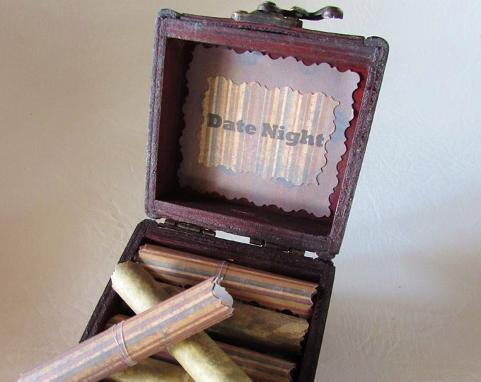 Die Date Night Box, kreative Date Night Ideen in einer Holzkiste - Jahrestag Geschenk für Freund - Geburtstagsgeschenk für Ihn - Date Night Scrolls