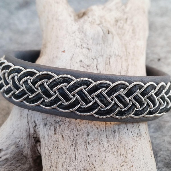 Brassard Tenntråds, bracelet en cuir, artisanat sami, artisanat scandinave, cuir gris