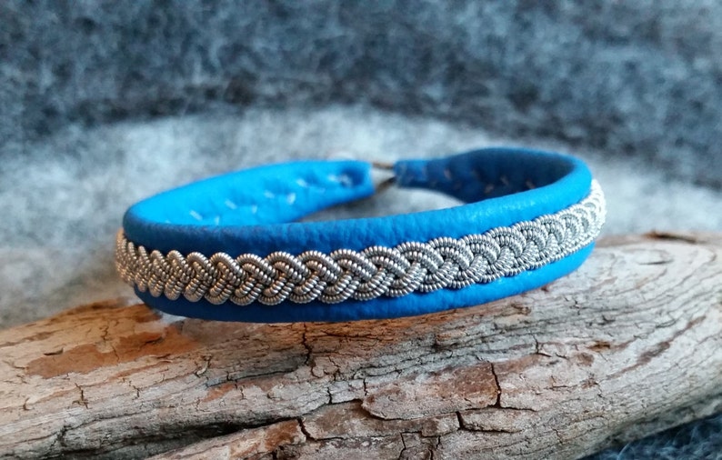 Tenntrådsarmband, Bright blue leather bracelet, Swedish craft, Sami, Lapland image 2