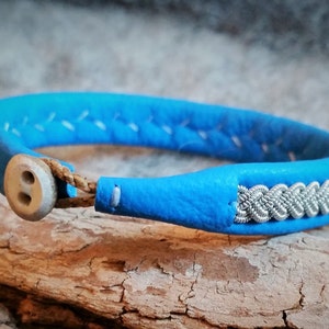 Tenntrådsarmband, Bright blue leather bracelet, Swedish craft, Sami, Lapland image 1