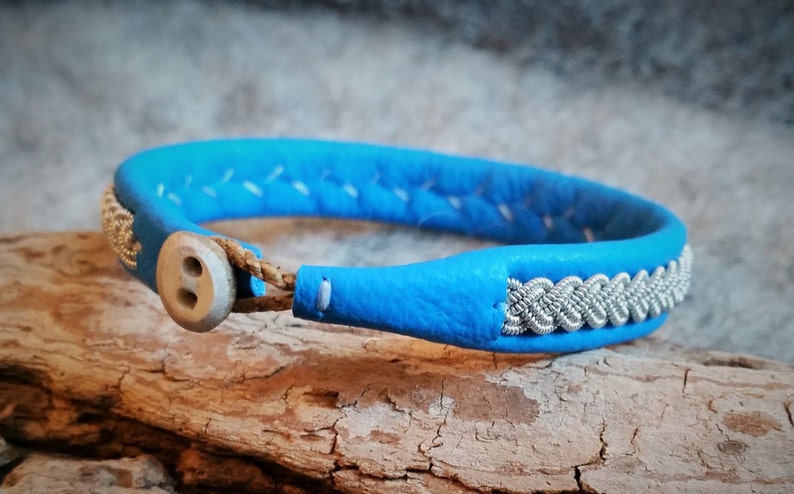 Tenntrådsarmband, Bright blue leather bracelet, Swedish craft, Sami, Lapland image 1