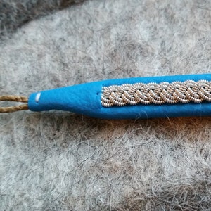 Tenntrådsarmband, Bright blue leather bracelet, Swedish craft, Sami, Lapland image 3