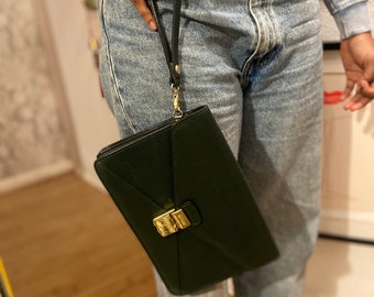 Bolso de mano vintage Lancel con detalle dorado y color verde bosque