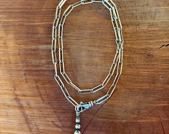 Collar largo de plata esterlina envuelta en alambre con perlas navajo y cadena de clip.