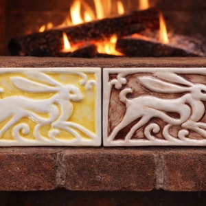 2-D709 Dimensiones: Azulejo decorativo de bizcocho con relieve, conejo en amarillo o marrón, 4x6 (2) (Lea la descripción)