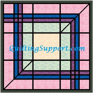 Op de afbeelding: Een vierkant quiltblokontwerp met een geometrisch patroon met roze, blauwe, paarse en crèmekleurige secties. Het ontwerp bevat de tekst "QuiltingSupport.com". Het blok is omlijst door een donkergroene rand.