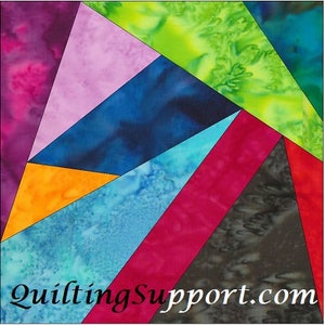 K&ouml;nnte beinhalten: Ein farbenfroher Quiltblock mit verschiedenen geometrischen Formen, darunter Dreiecke und Quadrate. Der Quiltblock besteht aus verschiedenen Stoffen in Blaut&ouml;nen, Gr&uuml;n, Rosa, Orange, Rot und Lila. Der Quiltblock ist mit einem schwarzen Rand und dem Text "QuiltingSupport.com" versehen.