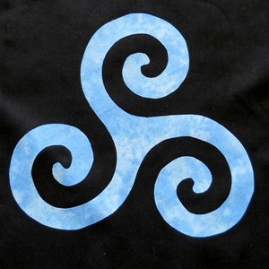 Può includere: Un design a tripla spirale blu su sfondo nero. Il design è un nodo celtico, un simbolo tradizionale di interconnessione ed eternità.
