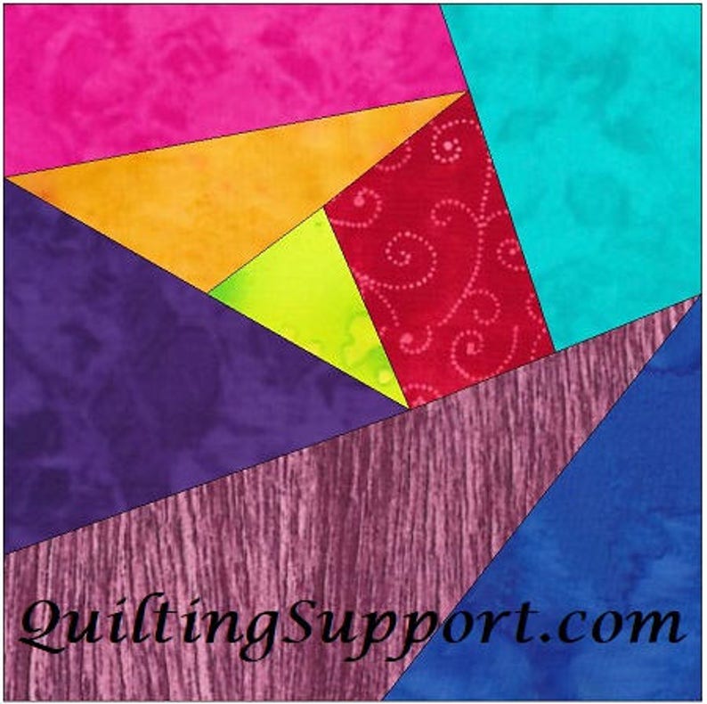 K&ouml;nnte beinhalten: Ein farbenfroher Patchwork-Quiltblock mit verschiedenen geometrischen Formen und Mustern. Der Block besteht aus einem leuchtend pinken, orangen, gelben, roten, violetten, blauen und t&uuml;rkisfarbenen Stoff. Der Block besteht aus Dreiecken und Quadraten. Der Text "quiltingSupport.com" ist in der rechten unteren Ecke sichtbar.