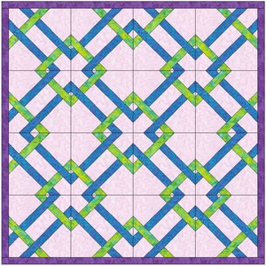 Op de afbeelding: Een quiltpatroon met een herhalend ontwerp van blauwe en groene stroken die samen geweven zijn op een lichtroze achtergrond. De quilt is omlijst met een paarse rand.