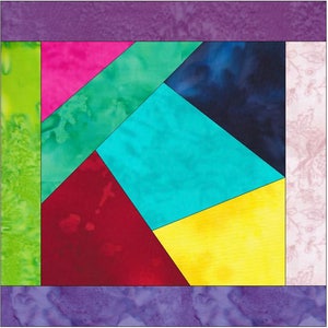 K&ouml;nnte beinhalten: Ein Patchwork-Quiltblock mit geometrischem Muster. Der Block zeigt eine Vielzahl von Farben, darunter Gr&uuml;n, Pink, Blau, Gelb und Rot. Der Block ist von einem violetten Rand umgeben.