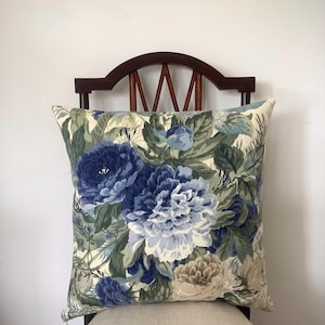 Coussin vintage en tissu fleuri « Devonshire Place » Sanderson