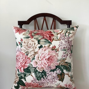 Vintage blommig kudde i tyg "Temple Garden" av Jonelle