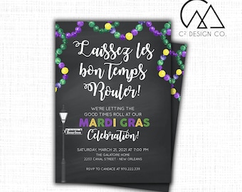 Może przedstawiać: Zaproszenie na imprezę Mardi Gras z tłem tablicy i fioletowymi, zielonymi i złotymi koralikami. Tekst brzmi "Laissez les bon temps rouler!" i "Uroczystość Mardi Gras!" Zaproszenie zawiera datę, godzinę i miejsce imprezy.