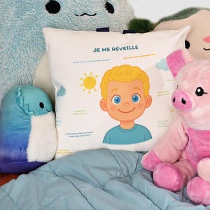 Cojín suave para acompañar las rutinas de mañana y noche. Personalizado con frases de mantra, ayuda a los niños a crecer en confianza.