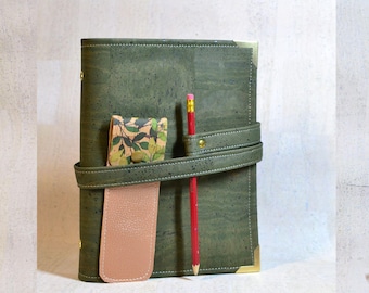 Salvaje. Funda A5 en piel de corcho color caqui dorado para agenda, organizador de piel curtida vegetalmente con estampado Liberty y terciopelo con compartimentos de almacenamiento para mujer.